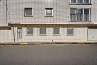 <p>Op de benedenverdieping in de Pieter Lachaertstraat in Gent vind je dit instapklare appartement waar wonen meteen aangenaam voelt. Een leuk detail en troef is de <strong>afzonderlijke toegang tot het appartement</strong>. </p><p>Het appartement zelf kent <strong>heel wat vernieuwingen</strong>, doorheen de jaren. Vanaf 2009 zijn er tal van aanpassingen gebeurd – van keuken tot badkamer en een warmtepomp uit 2024 – waardoor je hier geniet van comfort zonder zorgen. </p><p>De ruime leefruimte van 28m² vormt het warme hart van de woning, met een halfopen, geïnstalleerde keuken die naadloos aansluit. Met <strong>twee volwaardige slaapkamers</strong>, een aparte berging en een totale <strong>bewoonbare oppervlakte van 88m² </strong>is dit een fijne thuis voor wie op zoek is naar praktisch en gezellig wonen, zonder trappen.<strong> </strong></p><p><strong>De ligging is tevens een echte troef:</strong> winkels op wandelafstand, openbaar vervoer om de hoek en scholen, sportfaciliteiten en de invalswegen allemaal binnen handbereik. <strong>Zo combineer je de rust van een eigen plek met de bereikbaarheid van de stad.</strong> </p><p>Maandelijkse provisie: € 450 incl. verwarming. Het appartement zelf kent een afzonderlijke warmtepomp met unit in de woonkamer. De residentie kent een algemene fietsenstalling. </p><p>Informeer zeker naar alle andere voorwaarden en <strong>contacteer me voor het plannen van een afspraak via 0478 59 77 41 of michiel@altro-vastgoed.be</strong></p>