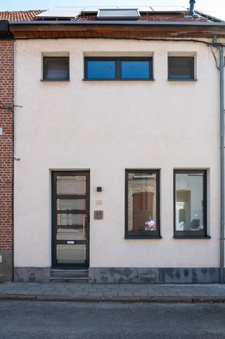 Deze instapklare woning is gelegen in een rustige straat. Via de inkom met vestiaire en opbergruimte toegang naar de lumineuze woonkamer en eetkamer met mooie parketvloer. Een moderne uitgeruste keuken met mooie stenen vloer. Hier is een grote lichtstraat waardoor het hier super gezellig vertoeven is. Grote schuiframen geven toegang naar het zonne-terras en de mooie tuin. Achter in de tuin een ruim tuinhuis. Hier ook toegang naar een pad waar je met de fietsen binnen kan en met je vuilcontainers. Via de moderne stalen trap kom je op de verdieping. Hier de master slaapkamer met airco en aanpalend de dressing. Een tweede gezellige slaapkamer, heden als kantoor ingericht. Een grote ruime badkamer met ligbad, dubbele lavabo, toilet en aparte douche. Een vaste trap naar de tweede verdieping waar er twee gezellige kinderkamers zijn. Er is een functionele en bruikbare kelder voor veel opbergruimte en een aparte wasruimte. Deze eigendom heeft veel ruimte, veel licht, EPC A, asbestveilig, ARAI conforme keuring elektriciteit. Mooie zonne-terras, leuke tuin, toegang voor fietsen......kortom dit is de ideale woning wie stijlvol wil wonen! Een absolute aanrader! Meer info www.domus-immobilien.be. Wilt u een bezoek inplannen e-mail dan naar Irene@domus-immobilien.be of bel 0475/653581. <br /> 