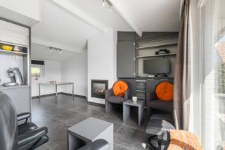<p><strong>Te koop: Gerenoveerde vakantiewoning te Sunparks Oostduinkerke.</strong></p>
<p>Deze woning biedt een aangename combinatie van rust, functionaliteit en een centrale ligging aan de kust. Gelegen in een vakantiepark in Oostduinkerke geniet u hier van een ontspannen omgeving, ideaal als tweede verblijf of gezinswoning. De woning beschikt over een lichtrijke leefruimte, een praktische keuken en twee slaapkamers, waardoor ze perfect aansluit bij wie comfortabel wil wonen dicht bij zee en natuur. Het terras vormt een fijne plek om buiten te genieten in alle rust. Dankzij de open bebouwing geniet u bovendien van extra privacy en een aangenaam ruimtegevoel.</p>
<p><strong>Belangrijkste ruimtes:</strong><br />• Woonkamer met aangename lichtinval en gezellige leefruimte<br />• Eetkamer aansluitend op de woonkamer<br />• Praktische keuken met functionele indeling<br />• Badkamer<br />• 2 slaapkamers<br />• Berging met extra opbergruimte<br />• Terras om buiten te ontspannen</p>
<p><strong>Troeven:</strong><br />• Open bebouwing met aangenaam ruimtegevoel<br />• Rustige ligging in vakantiepark in Oostduinkerke<br />• Ideaal als tweede verblijf aan de kust</p>
<p>Neem vandaag nog contact op met je ERA-makelaar voor een bezoek.</p>
<p>JOUW DROOMHUIS. ZO GEVONDEN!</p>