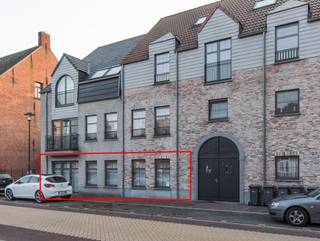 Dit instapklaar kantoor is gelegen op de gelijkvloerse verdieping, pal in het centrum van Vosselaar.Het kantoor van ca. 166m² omvat een inkomhal, een...