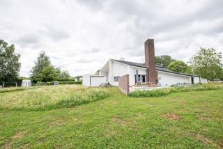 Deze prachtige villa is gerenoveerd in 2021 en biedt alle moderne comfort in een rustige omgeving. De woning heeft een bewoonbare oppervlakte van 240m².<br /><br />De open bebouwing zorgt voor veel privacy en ruimte, terwijl de vernieuwde staat van de woning ervoor zorgt dat u zich meteen thuis zult voelen. De woning is voorzien van boorputwater, 2 nieuwe regenwaterputten van 10.000l, stadswater en een nieuwe septische tank. Het dak is net volledig vernieuwd, net zoals de compleet ingerichte keuken. De originele ramen werden voorzien van superisolerend glas. <br /><br />De woning is smaakvol ingericht en biedt een uitzonderlijke woonervaring: Er zijn 4 ruime kamers, veel natuurlijk lichtinval en hoogwaardige afwerking. De ruime tuin biedt voldoende mogelijkheden voor ontspanning en recreatie, terwijl het grote perceel ervoor zorgt dat u volop van uw privacy geniet. Er is een inpandige garage met veel bergruimte. <br /><br />De ligging van de woning is ideaal voor wie op zoek is naar rust en natuur in de Leiestreek, maar toch ook de nabijheid van stedelijke voorzieningen op prijs stelt: oprit E17 Gent-Kortrijk op 5 min, het station van Waregem 10min, en met de fiets het centrum van Zulte en fietssnelweg op 5 min.<br /> <br />De villa beschikt over een epc C, uniek voor een architectenwoning met dit concept en omvang. Er zijn maar liefst 14 zonnepanelen en 2 thuisbatterijen, op die manier bent u gewapend voor de toekomst. <br />Elektrische installatie is conform het AREI.<br /><br />Werkelijk een topper in zijn klasse. Villa De Bruycker komt van de hand van architect J. Dupuis en baadt in het daglicht én is zeer goed bewaard en gerenoveerd naar het originele ontwerp. <br /><br />De tuin met enorm veel potentieel ontwaakt in de lente, met wilde bloemen rond het nieuw aangelegde zonneterras en in de hele tuin!<br /><br />Laat je betoveren door dit architecturaal pareltje!<br />Contact: kristoff@immoroba.be