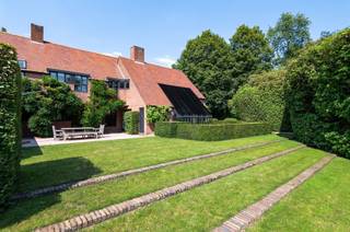Deze tijdloze architectenwoning is gelegen op een prachtige locatie; zeer rustig en discreet en toch nabij diverse voorzieningen en uitvalswegen...