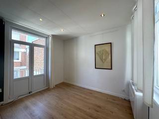 Bent U op zoek naar een studio aan de Belgische kust? Dan is deze gezellige studio in Blankenberge beslist een bezoek waard. Gelegen op slechts ongeveer 500 meter van de zeedijk geniet U hier van een uitstekende ligging, vlak bij winkels, horeca, openbaar vervoer en alle dagelijkse voorzieningen.<br /><br />De studio bevindt zich in een kleinschalige residentie en is praktisch ingericht met verrassend veel opbergruimte, waardoor elke vierkante meter optimaal wordt benut. Dankzij de verwarming via een energiezuinige lucht/lucht warmtepomp geniet U het hele jaar door van een aangenaam binnenklimaat op een duurzame en efficiënte manier.<br /><br />Op het gelijkvloers beschikt U bovendien over een gemeenschappelijke fietsenberging, ideaal om de omgeving en de kust per fiets te verkennen.<br /><br />Deze studio vormt de perfecte uitvalsbasis als tweede verblijf aan zee, maar biedt eveneens interessante mogelijkheden als investering voor vakantieverhuur. Een betaalbaar aanbod op een toplocatie dat zowel investeerders als levensgenieters zal aanspreken.<br /><br />Interesse? Neem vandaag nog contact met ons op voor meer informatie of een bezoek ter plaatse. Ontdek zelf de troeven van deze betaalbare studio op een uitstekende locatie in Blankenberge.