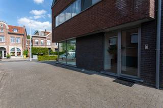 <p>Recent en lichtrijk appartement met ruim terras te Kalmthout-centrum, op wandelafstand van alle nodige voorzieningen (winkels, scholen, supermarkten, treinstation,…)! Het instapklare appartement bevindt zich op de eerste verdieping van een verzorgd gebouw zonder lift, en bestaat uit een lichtrijke leefruimte met open keuken, een handige bergplaats, een badkamer met inloopdouche, een ruime slaapkamer en een ruim terras! EPC B</p>