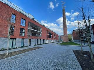 RUSTIG GELEGEN APP. MET 2 SLKS, TERRAS + PARKING Dit prachtig appartement bevindt zich in een uiterst rustig gelegen residentie in de gemeente...