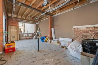 Op zoek naar een ruime woning die je volledig naar eigen smaak kunt afwerken? Deze woning is gelegen in het mooie, rustige en groene Tielrode en biedt dankzij de ruime indeling heel wat mogelijkheden. De leefruimtes staan in een aangename verhouding tot de tuin en het terras, waardoor binnen- en buitenleven mooi op elkaar aansluiten.<br /><br />Op de eerste verdieping bevinden zich momenteel drie ruime slaapkamers en een badkamer. Via een vaste verbinding is er toegang tot de zolderruimte, waar bovendien nog de mogelijkheid bestaat om twee extra slaapkamers te creëren. Hierdoor kan de woning perfect meegroeien met de noden van een gezin.<br /><br />Ook buiten zijn er extra mogelijkheden. Achteraan in de tuin kan eventueel een garage of carport worden voorzien. Een bijkomende troef is het recht van overweg naast de woning, waardoor de achterzijde van het perceel vlot bereikbaar is.<br /><br />Een interessante woning met veel potentieel voor wie op zoek is naar ruimte, rust en de mogelijkheid om er volledig zijn eigen thuis van te maken.
