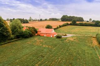 Unieke te renoveren landelijke boerderij gelegen op 74,6 are in een prachtige landelijke omgeving
Wonen te midden van weilanden, velden en bossen, met het centrum van Bierbeek op wandelafstand.
Op dit uitzonderlijk mooi gelegen perceel van 74,60 are bevindt zich deze karaktervolle boerderij, klaar voor een nieuw hoofdstuk. De woning is volledig te renoveren of te verbouwen en biedt daardoor een unieke kans voor wie ervan droomt om een eigendom volledig naar eigen smaak en wensen vorm te geven.
Wat deze plek echt bijzonder maakt, is haar fantastische ligging. De boerderij wordt omringd door uitgestrekte weilanden en velden, met prachtige vergezichten en volop groen rondom. Hier geniet u elke dag van ruimte en natuur.
Ook voor wandelaars en natuurliefhebbers is de ligging een absolute troef. Verschillende wandelroutes bevinden zich in de onmiddellijke omgeving en etappe 5 van de GR Hageland loopt vlak langs de eigendom.
Niettegenstaande de landelijke omgeving, woont u hier verrassend centraal. Het centrum van Bierbeek ligt op wandelafstand en dankzij de goede verbindingen bereikt u vlot Leuven, Tienen en Brussel, onder meer via de nabijgelegen E40.
Een bijkomende troef is de aanwezige bronwaterput.
Deze eigendom is ideaal voor wie niet op zoek is naar een afgewerkte woning, maar naar een unieke plek met karakter, ruimte en bijzonder veel potentieel. Een boerderij waar u met een doordachte renovatie of verbouwing een prachtige thuis kunt creëren, midden in het groen en toch dicht bij alles