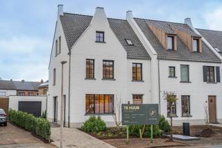 Op een absolute toplocatie binnen de ring van Hasselt, op wandelafstand van de basisschool en het stadspark, bevindt zich deze gloednieuwe, instapklare woning met aparte garage. Deze ruime woning van 250 m² combineert comfort, luxe en energiezuinigheid op een uitzonderlijke manier. Dankzij de geothermische installatie en koelplafonds geniet u het hele jaar door van een aangenaam binnenklimaat.<br /><br /><strong>Belangrijkste troeven:</strong>
<ul>
<li>Eerste ingebruikname – volledig instapklaar</li>
<li>5 ruime slaapkamers en 3 moderne badkamers</li>
<li>Luxe afwerking met hoogwaardige materialen</li>
<li>Maatmeubilair en -kasten, net als verlichting en gordijnen reeds voorzien</li>
<li>Moderne, luxueuze keuken met kwaliteitsapparatuur</li>
<li>Geothermische verwarming, koelplafonds en zonnepanelen voor optimaal comfort</li>
<li>Zuidgerichte tuin met terras</li>
<li>Private garage + ruime parkeermogelijkheden voor de deur</li>
<li>Rustige ligging nabij het stadspark, toch vlak bij het centrum</li>
<li>Huisdieren niet toegelaten</li>
</ul>
<br />Geniet van het beste van twee werelden: een groene, rustige buurt met alle voorzieningen en het bruisende stadsleven van Hasselt binnen handbereik.<br /><br />Adres: Jan Palfijnlaan 17, 3500 Hasselt<br />Bewoonbare opp.: 250 m²<br />5 slaapkamers<br />3 badkamers<br />Garage + extra parkeerplaatsen<br />Zuidgerichte tuin<br /><br /><strong>Meer info op aanvraag</strong><br />Wil je graag comfortabel, duurzaam en stijlvol wonen op een toplocatie in Hasselt?<br />Neem contact op via het contactformulier of via 011 211 211 voor meer informatie of een bezichtiging.<br />