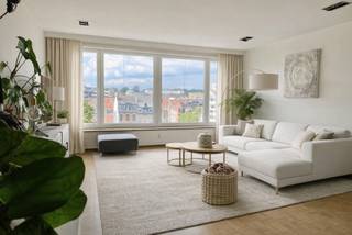Ruim 2-slpk appartement met terras Gent Zuid<br /><br />Extra troeven:<br />✔ Bewoonbare oppervlakte van 90 m²<br />✔ EPC B<br />✔ Volledig vernieuwd en instapklaar<br />✔ Panoramisch uitzicht over de Gentse skyline en de drie torens<br />✔ Twee balkons<br />✔ Lift aanwezig<br />✔Mogelijkheid tot aankoop ondergrondse parkeerplaats inbegrepen (€ 25.000)<br />✔ Topligging nabij Gent-Zuid, winkels, horeca, openbaar vervoer en belangrijke invalswegen<br /><br />In een goed onderhouden residentie bevindt zich dit instapklare appartement, volledig vernieuwd in 2012.<br /><br />Bij het betreden van het appartement kom je terecht in een ruime inkomhal met ingebouwde vestiairekasten en een apart gastentoilet. De lichtrijke leefruimte baadt in natuurlijk licht dankzij de grote raampartijen en biedt meer dan voldoende plaats voor een comfortabele zithoek en gezellige eetruimte. Voor extra wooncomfort zijn de leefruimte en de keuken voorzien van elektrische screens. De warme parketvloer zorgt voor een tijdloze uitstraling.<br /><br />De vernieuwde keuken is uitgerust met kwalitatieve toestellen, waaronder een inductiekookplaat, oven, microgolfoven, dampkap, koelkast, vaatwasser en een stijlvol granieten werkblad.<br /><br />Het appartement beschikt over twee slaapkamers, elk met toegang tot een eigen balkon.<br /><br />Ook de badkamer werd met zorg vernieuwd en ingericht. Ze beschikt over een ruime inloopdouche, een moderne wastafel met granieten werkblad en praktische opbergruimte. Daarnaast zijn aansluitingen voorzien voor een wasmachine en droogkast.<br /><br /><br />Kijkmoment<br />📅 Zaterdag 25 juli tussen 11u en 15u enkel op afspraak <br />📞 Bel voor een afspraak na 17u. Kan ik niet opnemen, spreek dan gerust een boodschap in. Ik bel je zo snel mogelijk terug.<br /><br />Geen immo, aub. Verkoop rechtstreeks door eigenaar.<br />