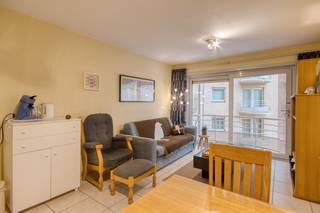 <p>Op zoek naar een aangenaam appartement aan de kust waar comfort, ontspanning en een uitstekende ligging samenkomen? Dit appartement met 2 slaapkamers in de gegeerde <strong>Residentie Zeezicht te Mariakerke-Oostende</strong> is zeker een bezoek waard!<br />Een van de grote troeven van deze residentie is het <strong>verwarmde zwembad</strong>, aangevuld met een zonnige binnenkoer waar u heerlijk tot rust kunt komen. Dankzij de rechtstreekse doorgang vanuit het gebouw naar de Zeedijk staat u bovendien in geen tijd met uw voeten in het zand. Ideaal voor wie optimaal wil genieten van het kustleven!<br />Binnenin verwelkomt het appartement u met een gezellige woonkamer en eetplaats, die via de grote raampartij rechtstreeks uitgeven op het terras met zicht op het zwembad. Hier geniet u in alle rust van een ontspannen moment, met zicht op de gemeenschappelijke faciliteiten.<br />De praktische indeling maakt het appartement bijzonder geschikt voor eigen gebruik én voor wie op zoek is naar een interessante investering aan zee.<br /><strong>Indeling</strong></p>
<ul>
<li><span>Gezellige woonkamer met eetplaats en toegang tot het terras</span></li>
<li><span>Aparte, volledig uitgeruste keuken</span></li>
<li><span>Badkamer met douche en lavabo</span></li>
<li><span>Afzonderlijk toilet</span></li>
<li><span>Twee slaapkamers, waarvan:</span>
<ul>
<li><span>Een slaapkamer ingericht met een dubbel bed</span></li>
<li><span>Een tweede slaapkamer met stapelbed en toegang tot het balkon aan de achterzijde</span></li>
</ul>
</li>
<li><span>Mogelijkheid tot aankoop private berging in het gebouw</span></li>
</ul>
<strong>Waarom kiezen voor dit appartement?</strong>
<ul>
<li><span>Verwarmd zwembad in de residentie</span></li>
<li><span>Mogelijkheid tot aankoop garage in het gebouw!</span></li>
<li><span>Terras met aangenaam uitzicht op het zwembad</span></li>
<li><span>Extra balkon aan de achterzijde</span></li>
<li><span>Zonnige, verzorgde gemeenschappelijke binnenkoer</span></li>
<li><span>Rechtstreekse toegang tot de Zeedijk</span></li>
<li><span>Strand, winkels, openbaar vervoer en horecazaken op wandelafstand</span></li>
<li><span>Geschikt als tweede verblijf, vaste woonst of investering voor vakantieverhuur</span></li>
</ul>
<p><strong>Een appartement met alles binnen handbereik om volop te genieten van de kust!</strong> Ontdek zelf de mogelijkheden van deze aantrekkelijke eigendom in Residentie Zeezicht en laat u overtuigen door de ligging en de vele faciliteiten.</p>