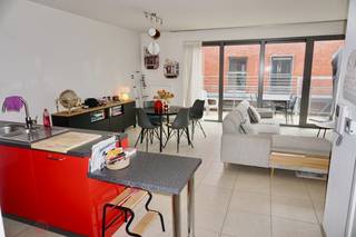 Mooi recent appartement met 2 ruime slaapkamers in het centrum van Herent.Indeling: ruime inkomhal, grote leefruimte met toegang tot het terras, ruim...