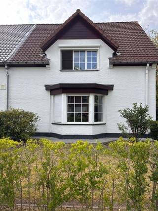<p><span>Ben je op zoek naar een instapklare woning op een rustige, maar centrale ligging? </span></p><p><span>Deze volledig gerenoveerde halfopen bebouwing bevindt zich in een rustige straat, op wandelafstand van het centrum van Sint-Katelijne-Waver. </span></p><p><span>Scholen, winkels, openbaar vervoer en belangrijke invalswegen bevinden zich vlakbij, waardoor je geniet van een ideale combinatie van rust en bereikbaarheid.</span></p><p><span>Bij het betreden van de woning kom je terecht in een verzorgde inkomhal met aansluitend de traphal en gang. Op het gelijkvloers is een gastentoilet, een praktische berging, </span></p><p><span>een moderne, volledig uitgeruste keuken en een bijzonder lichtrijke leefruimte, bestaande uit twee gezellige ruimtes waarvan 1 uitkijkt op de tuin en je in het andere deel kan genieten van </span></p><p><span>de gezellige gashaard.</span></p><p><span>Op de 1e verdieping bevinden zich 3 volwaardige slaapkamers waar de master ook geniet van een terras, een stijlvolle badkamer, een apart toilet en een ruime nachthal.</span></p><p><span>De garage is eerder een grote berging maar er is ook een oprit voor meerdere wagens.</span></p><p><span>Buiten genieten van een prachtige, zonnige tuin met terras waar je in alle rust kunt ontspannen of gezellig kunt tafelen met familie en vrienden.</span></p><p><span>Interesse in deze charmante woning? </span></p><p><span>Neem gerust contact met ons op voor meer informatie of een bezoek ter plaatse.</span></p><p><span> </span></p><p><span> </span></p>