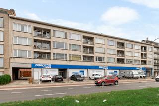 De garagebox is gelegen op een goed bereikbare locatie.Er is een poort langs de straatzijde die toegang geeft naar de achtergelegen garageboxen. De...