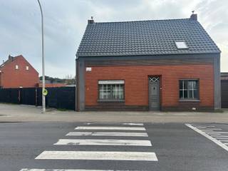 Deze ruime woning bevindt zich in het gezellige en rustige Wuustwezel, omgeven door groen. De woning bestaat uit een ruime woonkamer, volledig ingerichte open keuken met aparte eetkamer, badkamer met douche, wastafel en toiilet en een kelder. Op de 1ste verdieping vinden we 3 slaapkamers. De woning heeft tevens een aparte garage met buitenparking, terras en een tuin. De woning is beschikbaar vanaf 1 juli 2026.