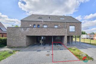 Ben je op zoek naar een ruim appartement met 2 staanplaatsen vlakbij het centrum van Hechtel? Dan is deze duplex met een woonoppervlakte van 136m2 precies wat je zoekt! <br />De blok werd gebouwd in 2008 en werd eerder een aantal jaren bewoond door de huidige eigenaar. Momenteel is er een huurcontract lopende met de legerbasis waarbij je een huuropbrengst van 1.050 euro ontvangt. Indien je het zelf wenst te betrekken, kan het appartement vrij zijn bij akte. Zo niet, kan het huidige huurcontract ook worden overgenomen.<br />Het gebouw is gelegen in een rustige wijk vlakbij het centrum. Daarnaast beschikt de duplex over een prachtig en Zuid gericht privéterras.  <br /><br />INDELING: <br />Gelijkvloerse verdieping:<br />- 2 privé parkeerplaatsen<br />- Gemeenschappelijke fietsenberging<br /><br />Verdieping 1: <br />- Inkomhal<br />- Apart toilet<br />- Leefruimte <br />- Open keuken<br />- Berging<br /><br />Verdieping 2:<br />- Nachthal<br />- 2 ruime slaapkamers <br />- Badkamer met toilet, douche en ligbad<br />- Extra wasplaats/berging<br /><br />Kelder/Zolder: <br />Zolderruimte toegankelijk via het luik in de nachthal.<br /><br />Tuin/Terras:<br />Zuidgericht privéterras zonder inkijk en van maar liefst 37m2.<br /><br />EXTRA TROEVEN:<br />+ EPC 120 kwh (B)<br />+ Elektriciteit conform<br />+ Geen gemeenschappelijke kosten <br />+ 2 Privé autostaanplaatsen<br />+ Aparte inkom<br /><br />INTERESSE:<br />Wil je deze duplex graag bezichtigen of wens je meer informatie? Neem contact met ons op en we helpen je dichtblij verder!