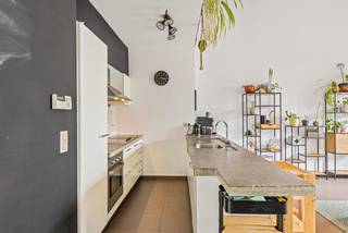 Deze moderne rijwoning (bouwjaar 2009) is gelegen nabij het centrum van Turnhout. Ze is ideaal gelegen op wandelafstand van het centrum, maar toch ook met een vlotte verbinding naar de Ring van Turnhout. De woning beschikt over een gunstig EPC label (A) en is perfect instapklaar. Ideaal voor jong koppel, alleenstaande of startend gezin. <br /><br />Indeling: <br />U betreedt de inkomhal van deze woning voorzien van een gastentoilet en vestiaire. De glazen deur biedt u toegang tot de leefruimte. Deze kijkt uit op het achtergelegen stadstuintje en is ingericht met een open keuken voorzien van keramische kookplaat, vaatwasser, heteluchtoven en koelkast. <br />De trap vanuit de eetruimte brengt u tot de volgende etage op parket. Hier treft u een gezellige zithoek met open vide zodat u de connectie behoudt met de leefruimte op het gelijkvloers. <br />De masterbedroom, tevens op parket, bevindt zich een halve verdieping hoger en is rustig gelegen aan de achterzijde van de woning. Er is voldoende ruimte voor het plaatsen van een grote dressingkast. <br />Op de bovenste verdieping treft u de twee overige slaapkamers die dienst kunnen doen als kinderslaapkamer/bureau/... Hier bevindt zich eveneens de badkamer voorzien van ligbad, douche en dubbele lavabo, alsook een apart toilet. Via een trap bereikt u het dakterras op bankirai.<br />Stadstuintje met berging en terras. <br /><br />Bijzonderheden: <br />- gunstige locatie nabij het centrum van Turnhout<br />- zeer gunstig EPC (A)<br />- verwarming op aardgas dmv radiatoren<br />- zonnepanelen<br />- instapklaar!