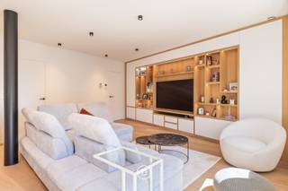 Deze eigendom wordt verkocht via het “Close the Deal”-systeem met een startprijs vanaf € 475.000.<br />Elke kandidaat-koper kan een bod uitbrengen boven deze startprijs tot vrijdag 09 oktober 2026 om 18u00. Bezoeken vinden plaats woensdag 7 oktober tussen 15u en 18u.<br /><br />Deze exclusieve duplex ligt vlak bij de markt van Wemmel en is afgewerkt met veel maatwerk en oog voor detail. Het appartement combineert comfort, ruimte en energiezuinig wonen op een toplocatie. Dankzij het EPC A-label en de warmtepomp met vloerverwarming woon je hier efficiënt en toekomstgericht. In de tweede slaapkamer is al de voorbereiding voorzien voor een extra doucheruimte. In de garage beschik je over een ruime fietsenberging en een private kelder. Het appartement wordt verkocht met een verplichte aan te kopen staanplaats aan € 25.000. Een gesloten garagebox is optioneel bij aan te kopen aan € 45.000.<br /><br />Indeling <br />0: Je komt binnen via een ruime inkomhal met ingebouwde vestiaire en gastentoilet. Van daaruit ga je naar de lichtrijke woon- en eetruimte met veel ingebouwde kasten en een praktische wasberging. De open keuken is volledig uitgerust met een kookeiland en hoogwaardige toestellen. Via de leefruimte heb je toegang tot het zuidwestgericht terras.<br />+1: Op de bovenverdieping vind je 2 slaapkamers. De masterbedroom heeft een grote ingebouwde kastenwand en een inloopdressing achteraan. In de nachthal zijn maatwerkkasten voorzien en een ingebouwd bureau, ideaal voor werk of studie. De lichtkoepel zorgt voor veel natuurlijke lichtinval in de hele ruimte. De badkamer is uitgerust met een ligbad, inloopdouche en toilet.<br /><br />Troeven<br />•energiezuinig<br />•private parkeerplaats, fietsenberging en kelder<br />•veel maatwerk<br />•centrale ligging vlak bij winkels en de wekelijkse markt