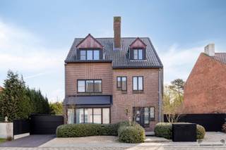 <p><span>Deze open bebouwing is ideaal gelegen in het hart van Ham, op wandelafstand van alle belangrijke voorzieningen zoals scholen, winkels, restaurants en openbaar vervoer. Dankzij de vlotte bereikbaarheid en de nabijheid van de op- en afrit van de </span><span>E313</span><span> (slechts 5 minuten rijden), geniet u hier van een perfecte combinatie tussen rust en mobiliteit.</span></p><p><span>We betreden de meergezinswoning via een gemeenschappelijke inkomhal, die enerzijds toegang biedt tot het appartement (met mogelijkheid tot bijkomende aankoop) en anderzijds tot de privatieve woning.</span></p><p><span>De woning beschikt op het gelijkvloers over een ruime en lichtrijke leefruimte, waar de veranda zorgt voor een aangename lichtinval en een open gevoel. Daarnaast werd er een extra hoek gecreëerd die perfect kan dienen als bureauruimte. Verder vinden we op het gelijkvloers een ruime keuken met een mooi uitzicht op de recent aangelegde tuin. Aansluitend is er een praktische wasruimte voorzien, uitgerust met een douche.</span></p><p><span>Op de verdieping bevinden zich vier volwaardige slaapkamers en een vernieuwde badkamer die alle comfort biedt.</span></p><p><span>Buiten geniet u van een mooie aangelegde tuin waar het heerlijk vertoeven is. De knus ingerichte overkapping, voorzien van alle comfort, maakt het de ideale plek om het hele jaar door te ontspannen of gasten te ontvangen. Daarnaast beschikt de woning over een ruime garage met automatische poort. </span></p><p><span>Troeven van deze woning:</span></p><ul><li><span>Energiezuinige woning EPC B</span></li><li><span>Recent vernieuwde aluminium ramen en poorten </span></li><li><span>Voorzien van 18 zonnepanelen </span></li><li><span>Airconditioning aanwezig </span></li><li><span>Laadpaal voor elektrische wagen </span></li><li><span>Warmtepompboiler </span></li><li><span>Elektriciteit conform </span></li><li><span>Volledig onderkelderd </span></li><li><span>Ruime zolder, ideaal als extra opbergruimte </span></li><li><span>inclusief in de prijs bouwgrond voor HOB</span></li></ul><p><span> </span></p><p><span>Kortom, een uitstekende opportuniteit voor wie comfortabel wil wonen op een centrale en vlot bereikbare locatie.</span></p><p><span> </span></p><p><span>Het betreft een meergezinswoning met een woning en appartement onder 1 dak. Foto's en prijs van het appartement zijn op aanvraag. </span></p>