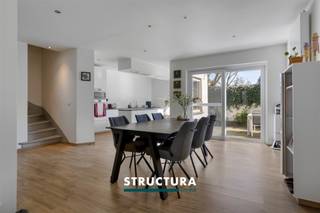 Deze volledig gerenoveerde en instapklare woning is ideaal gelegen in de Gasthuisstraat, pal in het centrum en op wandelafstand van winkels, horeca en openbaar vervoer. Met een bewoonbare oppervlakte van maar liefst ca. 268 m² combineert deze eigendom ruimte, comfort en een hoogwaardige afwerking. De doordachte indeling en het hedendaagse karakter maken van deze woning een echte topper voor wie op zoek is naar kwaliteit en woonbeleving.IndelingGelijkvloers: inkomhal met gastentoilet, ruime leefruimte met aparte zithoek en doorkijk houthaard, open en volledig geïnstalleerde keuken, wasberging, garage en zuidoost gericht terras. Eerste verdieping: 4 slaapkamers (waarvan één met dressing), badkamer met bad, douche en dubbele lavabo en apart toiletZolder: in te richten zolder, bereikbaar via vaste trapKarakteristieken- Bewoonbare oppervlakte: ca. 268 m²- EPC: B- Elektriciteit conform- Volledig gerenoveerd- Instapklaar- Centrale ligging- Zuidoost georiënteerd terras- Garage aanwezig- Bestuursmaatregelen in het maatregelenregister: neeBent u op zoek naar een ruime, energiezuinige en perfect afgewerkte woning op een toplocatie? Dan is dit pand absoluut een bezoek waard. Contacteer ons vandaag nog voor een afspraak via 02 460 80 46 of info@structura.be