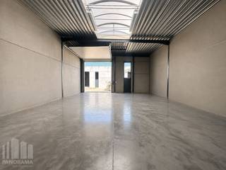 Kwaliteitsvolle nieuwbouw KMO-unit met een oppervlakte van 167 m². De unit maakt deel uit van een nieuw KMO-project "<strong>Saros-park</strong>" bestaande uit 25 KMO-units te koop met oppervlaktes tussen 90 m² en 184 m² (<strong>eventueel samen te voegen</strong> tot grotere entiteiten), het park biedt een moderne en duurzame infrastructuur.<br /><br />De ruimte wordt opgebouwd uit een staalconstructie, in combinatie met een betonplint en geïsoleerde sandwichpanelen. De loodsen zijn toegankelijk via een automatische sectionale poort met afzonderlijke toegangsdeur. Daarnaast is elke unit uitgerust met lichtstraten en een rookluik, polybetonvloer en een geïsoleerd dak. Bij elke unit is tevens <strong>parking </strong>voorzien en de mogelijkheid om extra parkeerplaats aan te kopen.<br /><br />Ideaal voor <strong>opslag, atelier of kleine productie.</strong> Verwachte oplevering Q4 2026. <strong>Reeds 80% verkocht!</strong><br /><br />Heeft u interesse of wenst u graag meer details over dit aanbod? Neem contact op met <strong>Gill </strong>voor meer info, plannen en lastenboek via het nummer <strong>09 219 90 30</strong>.