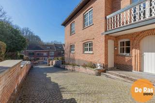 GERAARDSBERGEN - Ruime villa met vele mogelijkheden<br /><br />Deze ruime villa gelegen in een doodlopende straat te Geraardsbergen biedt vele mogelijkheden. Winkels, scholen, openbaar vervoer, enz zijn allen nabij. <br />Deze stevige en robuuste woning bestaat uit drie entiteiten. Op het gelijkvloers is er een aparte inkomhal met wachtruimte en apart toilet dat leidt naar een praktische polyvalente ruimte, deze kan dienst doen voor verschillende mogelijkheden (het uitoefenen van een vrij beroep, praktijkruimte, kinderopvang,...). <br />Ook een keuken, extra ruimte en een ruime inpandige garage met wasplaats behoren tot de gelijkvloerse verdieping. <br /><br />Het tweede gedeelte van de woning leidt naar de gezinswoning die bestaat uit een inkomhal, 3 slaapkamers, een badkamer, een zeer ruime leefruimte en een geïnstalleerde keuken die rechtstreeks toegang geeft tot de mooie tuin achteraan. <br />Een appartement met aparte toegang maakt deze woning compleet. Het appartement bestaat uit een leefruimte, keuken, badkamer, 3 slaapkamers en een terras met zicht op Geraardsbergen. Dit appartement kan dienst doen als kangoeroewoning, Air B&amp;B,....<br />Een ruime tuin met aangelegd terras zijn een extra troef!<br /><br />Troeven: gunstig epc, rustige maar toch centrale ligging, mooie tuin, mogelijkheden zijn legio,...<br /><br />Kortom: Bent u op zoek naar een woning die mogelijkheden biedt zoals koppelwoning, woon- en werk, praktijkruimte, kantoor, Air B&amp;B,... <br />Aarzel dan niet en ontdek deze zeer interessante woning! 053/60.65.60