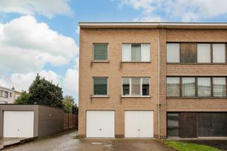 Dit appartement bevindt zich op de 2e verdieping van een kleinschalig gebouw. De indeling gaat als volgt: inkomhal, vervolgens de leefruimte met veel lichtinval en open keuken. Het Zuid-West georiënteerde terras grenst aan de leefruimte en biedt zicht op groen. Er zijn 2 ruime slaapkamers aanwezig. De badkamer is voorzien van een douche, toilet, lavabomeubel. Verder is er een handige berging met aansluiting voor wasmachine en een extra berging aanwezig. De garage (3 m x 6 m) met water en elektriciteit en voorgelegen parkeerplaats zijn bij te huren aan 50 euro. Het appartement is onmiddellijk beschikbaar en kent lage gemeenschappelijke kosten: de provisie bedraagt € 40 voor het waterverbruik. Extra troef: in oktober worden er nog nieuwe ramen geplaatst. Dankzij de centrale ligging bevinden winkels, openbaar vervoer en belangrijke invalswegen en de autosnelweg zich op korte afstand. Wenst u meer info? contacteer ons via 03 568 03 03 of info@vastgoed03.be