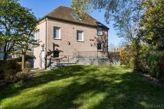<p>Exclusieve villa met uitzonderlijk potentieel en een uniek uitzicht op het Mannenwiel. Deze prachtige, lichtrijke woning combineert ruimte, comfort en veelzijdigheid op een perceel van maar liefst 963 m², waar kwaliteit, privacy en een schitterend panorama centraal staan. De woning baadt in het licht, ademt karakter en is gebouwd met een zorg en visie die je vandaag nog maar zelden ziet. Ze beschikt over een volwaardige kelderverdieping met stookplaats, berging, wijnkelder en een aansluitende dubbele garage. Op het gelijkvloers bevinden zich de inkomhal, een ruime en aangename woon- en eetkamer met veel natuurlijk licht en een volledig geïnstalleerde keuken. Via de inkomhal kom je op het volgende half verdiep waar zich een master bedroom met aansluitende dressing, een comfortabele badkamer en een bureauruimte bevinden. De eerste verdieping omvat een nachthal, een apart toilet, een volledig uitgeruste badkamer, een extra kleine ruimte met badkamermeubel en lavabo, drie slaapkamers, een ruime bureau- of bibliotheekruimte met terras dat uitzicht biedt op het Wiel en die eveneens als slaapkamer kan dienen. Boven de master bedroom vinden we een grote hobbyruimte die eveneens als extra slaapkamer kan worden ingericht. Op de tweede verdieping bevindt zich een praktische bergzolder. De woning is uitgerust met een lift, wat zorgt voor extra comfort en toekomstgericht wonen, evenals een centraal stofzuigsysteem en een alarmsysteem. Dankzij de uitstekende ligging nabij verbindingswegen, winkels, scholen, ziekenhuis, station en handelszaken, en de aanwezigheid van vijf volwaardige slaapkamers, is deze villa ideaal voor grote gezinnen of voor wie wonen en werken wil combineren. Deze woning biedt niet alleen een solide basis, maar ook een uitzonderlijk potentieel. De combinatie van de toplocatie, het unieke uitzicht en de karaktervolle architectuur maakt dit pand tot een zeldzame kans voor wie op zoek is naar een woning met meerwaarde. Ben je op zoek naar een plek waar je jouw droomproject kan realiseren op een absolute toplocatie, dan is deze villa zonder twijfel een bezoek waard. Voor meer info of een bezoek bel gerust: 03/283.84.84 of mail gert@ax-quality.be Vg/Wg/Gmo/Gvkr/Vv EPC 169 KWh/m² (Energielabel B) UC 3849827 P score: D, G score: A</p>