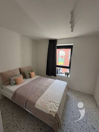 <p><span>Moderne studentenstudio in het hart van Heverlee, op een toplocatie nabij Arenberg, winkels en openbaar vervoer. </span></p><p><span>Deze volledig gerenoveerde studio maakt deel uit van een kleinschalige residentie van vijf units en combineert comfort, energiezuinigheid en praktische afwerking. Het gebouw werd grondig vernieuwd met hoogwaardige materialen en voldoet aan de huidige isolatienormen.</span></p><p><span>De studio is volledig ingericht met een keuken uitgerust met kookplaat, combi-oven, koelkast en vaatwasser, een badkamer met douche, lavabo en toilet, en vast meubilair zoals een bureau en een ruime kleerkast. Bovendien is er een dubbel bed en een tafel met stoelen aanwezig. Verduisterende gordijnen, een ventilatiesysteem en een individuele warmtepomp zorgen voor comfort en een gezond binnenklimaat. Voor water en elektriciteit beschikt elke studio over eigen meters, en zonnepanelen dragen bij aan een energiezuinig verblijf.</span></p><p><span>Fietsers profiteren van de stallingsmogelijkheden achter de residentie, terwijl videofoon en veilige toegang extra gemak en veiligheid bieden. </span></p><p><span>Voor studenten die op zoek zijn naar een instapklare, comfortabele en goed gelegen woonruimte in Leuven, biedt deze studio alles wat nodig is om studeren en wonen optimaal te combineren. </span></p><p><span> </span></p><p><span>De huurprijs bedraagt 850 per maand, exclusief kosten.</span></p><p><span> </span></p><p><span>*De Foto's in de advertentie zijn van een gelijkaardige studentenkamer.</span></p><p><span> </span></p><p><span>Interesse? Contacteer ons via </span><span><span>student@immolivit.be</span></span><span> </span></p><p><span> </span></p>