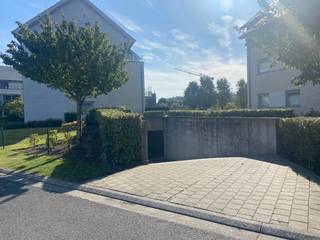 <ul>
	<li>Automatische hoofdpoort met afstandsbediening</li>
	<li>Op wandelafstand van de Zeedijk </li>
	<li>Afmetingen: hoogte 1,90m - breedte 2,60m - diepte 5,50m </li>
	<li>Op de -1 verdieping  </li>
	<li>Opgelet, geen licht of electriciteit</li>
	<li>Beschikbaar vanaf 15/12/2025 - bezoek op afspraak! </li>
	<li>Wordt verhuurd op jaarbasis, huurprijs te betalen per jaar = 1895,00€  + 50,00 € waarborg</li>
</ul>