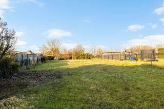 Bent u op zoek naar een bouwgrond in een rustige, landelijke omgeving met een vlotte snelwegverbinding? Dan is dit perceel van 825 m²...