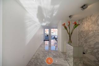 <span><strong>SCHRIJF JE ONLINE IN VOOR HET BEZOEKMOMENT: 30 november 11u00 - 13u00</strong></span><br /><br /><strong>Woonhuis gedeeltelijk ingericht als kapperszaak en gemakkelijk te veranderen in trendy woning.</strong><br /><br />Deze verzorgde woning straalt kwaliteit uit dankzij het gebruik van duurzame en hoogwaardige materialen.<br />Het pand wordt momenteel gebruikt als kapperszaak, maar leent zich perfect voor volwaardig wonen dankzij de doordachte en functionele indeling.<br />Bij het betreden van de woning kom je binnen in een het woonkamer gedeelte aan de voorzijde, gevolgd door een <strong>li chtrijk</strong> eetruimte gedeelte met aansluitend dekeuken. Deze <strong>open leefruimte</strong> biedt zicht op de onderhoudsvriendelijke <strong>binnentuin</strong>.<br /><br />Een extra troef is de <strong>praktische berging/wasruimte</strong> op het gelijkvloers. Achteraan de woning vind je bovendien een <strong>garage</strong>, wat in combinatie met de goede parkeermogelijkheden vooraan een groot voordeel vormt voor bewoners én bezoekers.<br /><br />Op de bovenverdieping bevinden zich <strong>drie volwaardige slaapkamers</strong> en <strong>twee </strong>comfortabele <strong>badkamers</strong>.<br /><br />Tot slot is de woning <strong>volledig instapklaar</strong>, met <strong>conforme elektriciteit en geen renovatieverplichting.</strong><br /><br />PLUSPUNTEN:<br />- Instapklaar en kwalitatief afgewerkt<br />- Geschikt als woning of voor zelfstandige activiteit<br />- Garage achteraan en parkeergelegenheid vooraan<br />- Centrale ligging met vlotte bereikbaarheid<br /><br />Meer informatie of interesse in een bezichtiging? Tamara helpt je graag verder 0475 55 01 13- tamara@immolietaer.be<br /><br />Alle informatie van deze woning en ons volledig aanbod op www.immolietaer.be