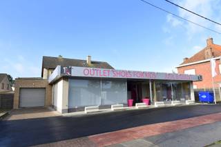 Een zeer commerciële ligging met heel veel passage en gelegen bij de Supra Bazar, 250m² winkelruimte met daarbij horend een verzorgde keuken en leefruimte of bureau ruimte en kan voor meerdere doeleinden schikken. Zowel als winkel en al dan niet in combinatie met of alleen als toonzaal, grote kantoorruimte, of andere mogelijkheden. <br /><br />Zeer vlotte bereikbaarheid gezien de nabijheid van ringwegen/autosnelwegen, Industrieterrein en gelegen tussen Kortrijk en Roeselare.<br /><br />Is deze zaak misschien iets voor u, neem dan graag met ons contact voor een bezoek terplaatse.<br /><br />Beschikbaarheid: 15/07/2026<br />Huurprijs: 1.400 EUR/maand + forfait 50 EUR/maand voor water<br />Adres: Driemasten 123 B, Gullegem<br />Onze referentie: DEV5127<br /><br />Commissie: 1 maand huur + BTW, ten laste van de huurder<br />Waarborg: 3 maand huur op geblokkeerde rekening<br />Kost registratie ten laste van huurder