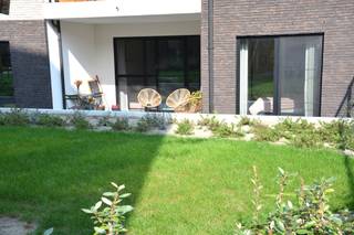 Bent u op zoek naar een gezellig en ruim gelijkvloers appartement op een toplocatie in Haacht? Ontdek dit nieuwe appartement met een ideale, rustige ligging in het centrum, op wandelafstand van winkels, scholen en restaurantjes. Dit appartement is instapklaar en beschikt over een gezellig en rustig terras. <br />Het appartement omvat:<br />• Inkomhal met gastentoilet<br />• Ruime leefruimte met open, volledig ingerichte keuken<br />• Een ruime slaapkamer<br />• Moderne badkamer met ligbad en lavabomeubel <br />• Berging met aansluiting voor wasmachine en droogkast<br />• Een tweede ruime slaapkamer met kleine doorloopdressing en <br />• Een tweede badkamer met inloopdouche en lavabomeubel<br /><br />Vanuit de leefruimte heeft u toegang tot het charmante gezellige terras.<br /><br />Extra troeven:<br />• E-peil van 10 (EPC-label A - 19 kwh/m² jaar)<br />• Elektrische keuring volledig in orde<br />• handige ondergrondse parkeerplaats <br />• Speeltuintje dichtbij, ideaal voor kinderen<br /><br />Dit nieuwbouwappartement beschikt over een ventilatiesysteem Type-D, vloerverwarming, zonnepanelen, warmtepomp,… Het complex is eveneens voorzien van een gemeenschappelijke tuin, fietsenberging en lift.<br /><br />Grijp uw kans en bel snel op 0476 51 03 51 voor een afspraak!