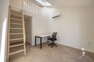 <p><span>Ontdek deze hedendaagse studentenkamer in een hoogwaardig renovatieproject, gelegen aan de Mechelsestraat 154, midden in het centrum van Leuven. Het gebouw werd volledig vernieuwd met oog voor duurzame materialen en voldoet aan alle moderne eisen op het vlak van comfort en energiezuinigheid.</span></p><p><span>De kamer bevindt zich op de 2de verdieping en is voorzien van een energiezuinige lucht warmtepomp, die zorgt voor aangename verwarming in de winter en verkoeling tijdens de zomermaanden. Ze wordt volledig gemeubeld aangeboden en beschikt over een hoogslaper (zonder matras). Daarnaast heeft de kamer een eigen badkamer met douche, lavabo en toilet.</span></p><p><span>Bewoners kunnen gebruikmaken van een volledig uitgeruste gemeenschappelijke keuken. Bovendien is er een ruim terras én een grote tuin, ideaal om te ontspannen of samen tijd door te brengen in een groene omgeving.</span></p><p><span>Dankzij de centrale ligging zijn campussen, winkels en horecazaken vlot te voet bereikbaar, wat deze kamer tot een ideale uitvalsbasis maakt voor studenten.</span></p><p><span>De gebruikte foto's zijn afkomstig van gelijkaardige projecten en dienen als indicatie van de afwerking en sfeer.</span></p><p><span> </span></p>