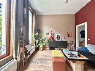 Geniet volop van het stadsleven vanuit de Opera wijk! De studio is gelegen in de prestigieuze winkelstraat: Hopland. <br /><br />U vindt er alle troeven van de stad. Gelegen nabij De Keyserlei, De Meir, luxewinkels, fijne barista’s, horecazaken, Centraal Station, openbaar vervoer en nog veel meer!<br /><br />Deze studio van ca. 40m² bestaat uit hoge plafonds en is volledig op parket.<br /><br />Indeling alsvolgt : Een leefruimte met aansluitend gezellig terras, ingerichte keuken in zwart graniet met frigo; kookfornuis; oven en kleine afwasmachine, aparte slaapkamer, badkamer met douche; lavabo en toilet. Inclusief aansluiting voor wasmachine en droogkast.<br /><br />Huurprijs €855,-/maand. Er zijn GEEN gemeenschappelijke kosten. <br />Elektriciteit, gas en water zijn individueel.<br /><br />Wenst u dit pand te bezichtigen? Laat het ons gerust weten en wij plannen een bezoek voor u in!