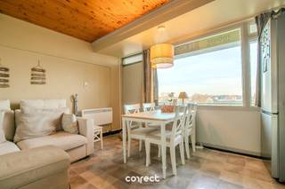 Op amper 800m van het strand en de zee en vlakbij het commerciële centrum van De Haan, vindt u dit instapklaar appartement met 1 slaapkamer.Met zijn uitstekende ligging in de groene omgeving van Park Atlantis, is dit appartement ideaal voor wie op zoek is naar rust.Park Atlantis biedt heel wat troeven: gratis parkeergelegenheid, gemeenschappelijke fietsenberging en heel wat recreatiemogelijkheden (tennisvelden, speeltuintjes, etc...)Kortom, de ideale plek om helemaal tot rust te komen nabij de charmante badstad 'De Haan'. Omvat: lichtrijke woonkamer met zonnig terras en open uitzicht, een geïnstalleerde open keuken, aparte slaapkamer met tweepersoonsbed en een badkamer met douche, lavabo en toilet. TROEVEN: • groene en rustige omgeving • gratis parkeergelegenheid • aparte private berging inbegrepen• volledig gemeubeld• appartement werd recent opnieuw geschilderd• nieuwe verwarming Dit appartement kan uw ideale vakantieverblijf zijn aan onze kust of uw perfecte investering. Domicilie niet toegestaan. Renovatieplicht: ja📞 Contacteer Lorenzo voor een bezoek: 0492 08 08 08 – lorenzo@correctvastgoed.be👉 Online schattingstool: https://www.correctvastgoed.be/schatting