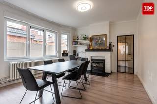 <p>Deze woning bevindt zich op een uitstekende locatie in Sleidinge, dichtbij het dorpscentrum en dus ook vlakbij alle dagelijkse voorzieningen zoals winkels, openbaar vervoer en scholen. Bovendien is er ook een snelle verbinding met de auto naar de R4.<br /><br />U bereikt de eetruimte via de inkomhal, die verbonden is met de woonkamer. Daarnaast zijn er de keuken, een veranda en een bergruimte op het gelijkvloers.<br /><br />Op de eerste verdieping zijn er drie grote slaapkamers en een badkamer met een bad-douchecombinatie, een toilet en een dubbele wastafel.<br /><br />Daarnaast is er een zolderverdieping aanwezig met tal van mogelijkheden.<br /><br />Er is een toegangspoort die leidt naar de ruime garage. Daarnaast is er een terras en een ruime tuin.<br /><br />Troeven:<br /><br />Nabijheid voorzieningen<br />Ruime slaapkamers<br />Ruime tuin<br />Veel opbergruimte<br />Mogelijkheden zolderverdieping<br /><br />Interesse? Contacteer Top Vastgoed voor een bezoek: 04775 700 700</p>