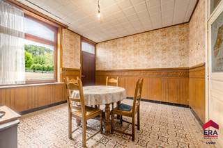 <p>Op zoek naar een woning met <strong>ruimte, potentieel én een gunstige ligging</strong>? Deze te renoveren woning biedt heel wat mogelijkheden en vormt de ideale basis om volledig naar eigen smaak en wensen in te richten.</p>
<p>De woning beschikt over ruime leefruimtes op het gelijkvloers. Op de bovenverdieping bevinden zich <strong>4 ruime slaapkamers</strong> en een <strong>zeer ruime zolder</strong>, waar nog <strong>extra slaapkamers</strong> kunnen worden gecreëerd.</p>
<p>De absolute troef is het <strong>ruime perceel van maar liefst 15 are</strong>. De woning geniet van een <strong>perfect zuidgeoriënteerde tuin</strong>, waar u volop kunt genieten van de zon, de rust en het prachtige <strong>verzicht over het omliggende groen</strong>. </p>
<p>Bovendien beschikt de woning over een <strong>garage</strong> én een <strong>oprit. </strong></p>
<p>Dankzij de <strong>topligging met een vlotte en onmiddellijke verbinding richting Aalst</strong> bevinden scholen, winkels, horeca, openbaar vervoer en andere dagelijkse voorzieningen zich binnen handbereik.</p>
<p>Een woning met<strong> </strong>bijzonder<strong> veel potentieel, </strong>op een<strong> topligging</strong> en met een uitzonderlijk<strong> ruim en zonnig perceel.</strong> Ideaal voor wie op zoek is naar een renovatieproject met ruimte voor de toekomst. Contacteer ons vandaag nog voor een bezoek via living@era.be of 053 41 40 25!</p>