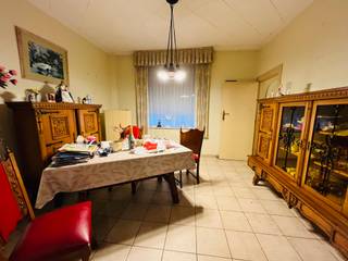 Roeselare - Rijwoning te koop.Interessant pand voor belegging mits opknapbeurt. De woning heeft veel potentieel.De wagen kan op de staanplaats voor...