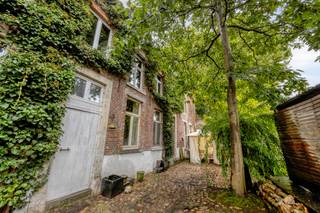 <p>Op zoek naar een woning met karakter, ruimte en een verhaal? Deze authentieke en bijzonder ruime <strong>molenaarswoning van ca. 400 m² bewoonbare oppervlakte</strong> biedt een unieke woonervaring op een prachtige locatie in Boutersem.</p><p>De woning is gelegen op een perceel van <strong>5a32</strong> en geniet van een vrij en rustgevend uitzicht over de omliggende weilanden. Tegelijk bevinden het <strong>station en een school zich op wandelafstand</strong>, waardoor ook de bereikbaarheid en dagelijkse voorzieningen uitstekend zijn.</p><p>Binnen vindt u een sfeervolle leefruimte met <strong>open haard</strong>, een open keuken en <strong>4 slaapkamers</strong>. Eén van de slaapkamers is momenteel ingericht als een <strong>volwaardige studio</strong>, ideaal voor gasten, een inwonend familielid of als extra leefruimte. Daarnaast beschikt de woning over een kelder en zolder, die heel wat extra mogelijkheden bieden.</p><p>Bij dit unieke eigendom <strong>hoort ook een authentieke molen, voorzien van een terras</strong>. Een uitzonderlijk gegeven dat dit pand een heel eigen karakter geeft.</p><p>Een unieke combinatie van <strong>authenticiteit, ruimte, rust en een bijzonder stukje erfgoed</strong>. Ideaal voor wie op zoek is naar een woning met karakter én potentieel.</p><p><strong>Ontdek dit pand tijdens onze kijkdag op vrijdag 18 september.</strong><br />Inschrijven via onderstaande knop! </p>