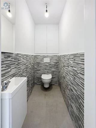 <p><span>Exclusieve BEN-Nieuwbouwwoning met 6 Slaapkamers, 2 Badkamers en Garage Instapklaar &amp; Energiezuinig!</span></p><p><span>Bent u op zoek naar </span><span>ruimte, comfort en moderne luxe</span><span>? Deze recent afgewerkte </span><span>open bebouwing</span><span> combineert tijdloze architectuur met een hoogstaande afwerking en een uitzonderlijk wooncomfort. Gelegen in een rustige, residentiële buurt en voorzien van </span><span>maar liefst 6 slaapkamers</span><span>, is dit de ideale woning voor grote gezinnen of mensen die veel ruimte wensen.</span></p><p><span>Totaalprijs incl btw 525 000 euro. </span></p><h3><span>Indeling &amp; Troeven:</span></h3><p><span>Gelijkvloers:</span></p><ul><li><span>Ruime inkomhal met gastentoilet</span></li><li><span>Lichtrijke leefruimte met open keuken ideaal voor gezellige familiemomenten</span></li><li><span>Aansluitende garage met sectionaalpoort</span></li><li><span>Grote raampartijen zorgen voor overvloedig daglicht</span></li></ul><p><span>1e Verdieping:</span></p><ul><li><span>Riante nachthal met natuurlijk licht</span></li><li><span>Volledig uitgeruste badkamer: lavabomeubel, douche, bad en toilet</span></li><li><span>3 ruime slaapkamers</span><span>, waarvan 1 met praktische dressing</span></li><li><span>Extra berging</span></li></ul><p><span>2e Verdieping:</span></p><ul><li><span>3 bijkomende slaapkamers</span></li><li><span>Tweede badkamer met douche, lavabomeubel en extra toilet</span></li></ul><h3><span>Afwerking &amp; Techniek:</span></h3><ul><li><span>Hoogwaardige materialen en verfijnde afwerking</span></li><li><span>Volledig geschilderd instapklaar!</span></li><li><span>Vloerverwarming op aardgas</span></li><li><span>Zonnepanelen energiezuinig wonen (EPC-label A, BEN-woning)</span></li><li><span>Ventilatiesysteem type D</span><span> voor een gezond binnenklimaat</span></li><li><span>Regenwaterput aanwezig</span></li></ul><h3><span>Buitenruimte:</span></h3><ul><li><span>Groot, zonnig terras aan de achterzijde ideaal voor zomeravonden</span></li><li><span>Tuin nog zelf aan te leggen: volledig naar eigen smaak in te richten</span></li></ul><p><span>Laat deze unieke kans niet voorbijgaan!</span><span> Wonen in een energiezuinige, ruime én volledig afgewerkte woning is vandaag een zeldzaamheid. Ideaal voor gezinnen die op zoek zijn naar een zorgeloze start in een nieuwe thuis.</span></p><p><span>Interesse? Reageer via de advertentie en wij contacteren u graag voor een bezoek ter plaatse!</span></p>