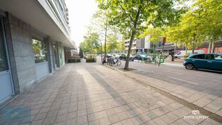 Dit verzorgd appartement bevindt zich in Genk Centrum en combineert comfort met een uitstekende ligging.<br /><br /><strong>Kenmerken:</strong><br /><br />-2 slaapkamers<br />-Lichtrijke leefruimte met toegang tot een balkonterras<br />- Keuken<br />-Badkamer.<br />-Massief parketvloer in de leefruimtes en de slaapkamers.<br />-Ramen met dubbel glas<br />-Recent  volledig geschilderd – instapklaar!<br /><br /><strong>Extra troeven:</strong><br /><br />Ondergrondse autostaanplaats inbegrepen.<br />Privé kelderberging.<br /><br />Een ideale woonst voor wie centraal wil wonen met alle comfort binnen handbereik.<br /><br />Bezichtiging: Baykal 0497 52 35 95.<br /><br /> 