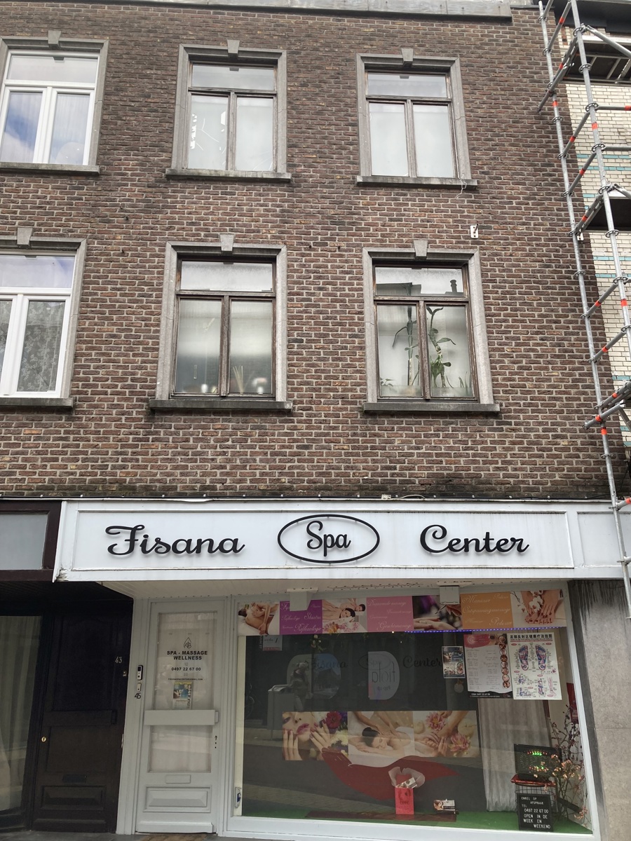Centraal gelegen handelspand met woongelegenheid - foto 1