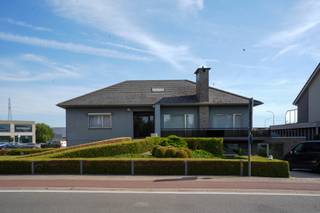 Droomt u van wonen en werken met een uitstekende visibiliteit? Of uw bedrijf zichtbaar vanop de ring? Dan is deze vastgoedtopper gelegen op...