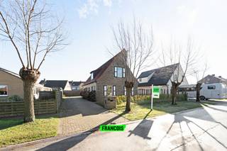 Deze sfeervolle villa uit 1998 is gelegen op een perceel van 445 m², op wandelafstand van het centrum van De Haan. Dankzij de open bebouwing, de overvloed aan natuurlijk licht. Met een bewoonbare oppervlakte van 174 m² is het een ideale thuis of tweedeverblijf, volledig asbestveilig en zonder renovatieverplichting.<br /><br />Bij het betreden van de woning komt u in een ruime inkomhal met trap naar de verdieping. Van hieruit bereikt u de gezellige leefruimte, waar de houtkachel en de grote raampartijen zorgen voor een warme sfeer en een aangename lichtinval. De halfopen keuken sluit mooi aan op de woonkamer en is uitgerust met kwalitatieve toestellen.<br /><br />Verder vindt u op het gelijkvloers een praktische berging, een garage met extra opbergruimte en een eerste badkamer met douche, lavabo en toilet.<br /><br />Rondom de woning strekt zich een volledig omheinde tuin uit met ruime oprit en een zonnig terras, waarvan een gedeelte overdekt is. Zo geniet u het hele jaar door van het buitenleven, in alle rust en privacy. De duurzame luiken aan de ramen laten toe de woning volledig af te sluiten en vereisen geen schilderwerk, wat het onderhoud tot een minimum beperkt.<br /><br />Op de eerste verdieping heeft u 3 slaapkamers waarvan 1 met aanpalende dressing, een badkamer met ligbad, douchecabine en sauna. Tot slot is hier ook toegang tot de zolderverdieping.<br /><br />Bent u op zoek naar een vaste woonst of een tweede verblijf? Contacteer Victor via victor@immofrancois.be of op +32 470 64 60 28 voor meer informatie of een bezoek.<br /><br />