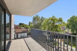 <strong>Ligging</strong><br />Op zoek naar een stijlvol, comfortabel en energiezuinig appartement op een toplocatie? Dit recente en volledig instapklare nieuwbouwappartement is gelegen in het centrum van Desselgem, vlak bij belangrijke verbindingswegen en op korte afstand van winkels, scholen, horeca en openbaar vervoer. Een<strong> ideale ligging</strong> voor wie comfortabel en centraal wil wonen.<br /><br /><strong>Indeling</strong><br />Via de inkomdeur kom je binnen in de lichtrijke leefruimte, die naadloos aansluit op de volledig uitgeruste open keuken met kwalitatieve toestellen zoals een vaatwasmachine, oven, koelkast, kookplaat en dampkap. Verder beschikt het appartement over een apart toilet, een praktische wasplaats/berging, twee volwaardige slaapkamers en een moderne badkamer met inloopdouche en stijlvol lavabomeubel.<br />Een <strong>absolute troef zijn de twee terrassen</strong>. Het zeer ruime achterterras biedt volop buitenruimte, terwijl het terras aan de voorzijde ideaal is voor een rustig koffiemoment. <br />Bij het appartement hoort bovendien een carport met ruime berging én een extra open autostaanplaats. Zowel de carport met berging als de autostaanplaats zijn <strong>inbegrepen in de verkoopprijs</strong>. Daarnaast is er een gemeenschappelijke fietsenberging aanwezig.<br /><br /><strong>Technisch</strong><br />Dit energiezuinige appartement is voorzien van <strong>individuele zonnepanelen</strong>, vloerverwarming op geothermie en een uitstekende isolatie. BEN-appartement met een uitzonderlijk laag E-peil onder E10. Het appartement is intussen <strong>volledig geschilderd en voorzien van gordijnen</strong>, waardoor het helemaal klaar is om meteen te betrekken.<br />De aankoop gebeurt onder het toepasselijke btw-tarief.<br /><br /><strong>Troeven</strong>
<ul>
<li>2 terrassen, waaronder een zeer ruim achterterras</li>
<li><strong>Carport met ruime berging inbegrepen in de prijs</strong></li>
<li><strong>Extra open autostaanplaats inbegrepen in de prijs</strong></li>
<li>Individuele zonnepanelen</li>
<li>Vloerverwarming op geothermie</li>
<li>Uitstekend geïsoleerd en EPC-label A</li>
</ul>
<strong>Contact</strong><br />Interesse in dit instapklare appartement met twee terrassen én bijzonder compleet parkeercomfort? Mis deze kans niet en plan vandaag nog uw bezoek via cedrik@real-immo.be of 0472/66.56.64.