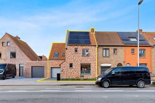 Op wandelafstand van het centrum van Veurne bevindt zich deze perfect instapklare woning.Via de inkomhal met gastentoilet betreedt u de gezellige...