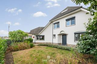 Voor meer info en foto’s, surf naar www.swevers.be – Deze open bebouwing aan de Beverlosesteenweg 392 in Koersel biedt 239 m² bewoonbare oppervlakte, drie slaapkamers en heel wat praktische ruimte. De woning staat op een zuidgericht perceel van 500 m² en werd tussen 2020 en 2022 op verschillende punten vernieuwd. Op het gelijkvloers vindt u een centrale inkomhal, een ruime woonkamer van 33,24 m², een afzonderlijk bureau en een vernieuwde keuken van 21,78 m² met toegang naar buiten. Verder zijn er een berging, apart toilet en vestiaire. De eerste verdieping omvat drie slaapkamers, waarvan de grootste 24,86 m² meet, en een vernieuwde badkamer.<br />Extra opbergruimte is voorzien dankzij een zolder van 54,90 m² en een kelder van 26,09 m². Ook parkeren vormt geen probleem met een aangebouwde garage van 32 m² en een carport van 15 m². Het tuinhuis biedt bijkomende plaats voor fietsen, gereedschap of tuinmateriaal. Tussen 2020 en 2022 werden onder meer de keuken, badkamer, vloer en condensatieketel aangepakt. Ook airco, rolluiken, achterdeur, poort en carport werden voorzien of vernieuwd. Scholen, winkels, horeca en openbaar vervoer bevinden zich op vlot bereikbare afstand. Voor meer informatie, bel 011 255 155. Bron bewoonbare oppervlakte: EPC – verslag.