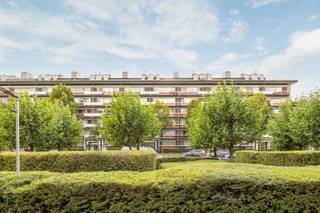 Ruim dakappartement op centrale ligging vlakbij winkels, openbaar vervoer, parken,.... Het appartement geniet van een mooi uitzicht en zeer ruim dakterras. <br /><br />Indeling van het appartement:<br />Inkomhal: +/- 8.5 m², tegels, ingemaakte kasten.<br />Afzonderlijk toilet met handenwasser.<br />Living: +/- 37 m², tegels. Terras: +/- 45 m².<br />Keuken: +/- 6.25 m², tegels, kasten, gasfornuis, afwasbak, frigo, diepvriezer, oven, vaatwasser, dampkap.<br />Slaapkamer 1: +/- 13 m², laminaat.<br />Slaapkamer 2: +/- 13 m², laminaat (kan eventueel opgesplitst worden in twee kamers).<br />Badkamer: +/- 8 m², tegels, inloopdouche, dubbele lavabo met meubel, aansluiting wasmachine.<br />1 kelderberging. <br /><br />CV op gas met individuele meters. <br />Water met tussenmeters.<br /> 