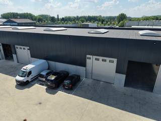 Deze bedrijfsunit van 262 m² in Lede biedt een ideale uitvalsbasis voor opslag, een atelier of andere professionele activiteiten.<br /><br />De unit is degelijk geïsoleerd en opgebouwd uit een staalconstructie met betonnen gevelpanelen. De voorgevel bestaat uit een betonnen plint van 2 meter hoog, afgewerkt met geïsoleerde sandwichpanelen. Het dak is uitgevoerd in steeldeck en de loods beschikt over een gepolierde betonvloer, lichtstraten voor een aangename natuurlijke lichtinval en een sectionale poort van 4 m breed en 4,5 m hoog, aangevuld met een afzonderlijke toegangsdeur.<br /><br /><strong><u>Algemene info:</u></strong>
<ul>
<li>Uitstekende bereikbaarheid</li>
<li>1 privatieve parkeerplaats</li>
<li>De huurprijs is exclusief btw, onroerende voorheffing, gemeenschappelijke kosten en privatieve kosten.</li>
</ul>
<br />Voor meer informatie of een bezoek ter plaatse kunt u ons steeds contacteren op 0475 32 51 89.